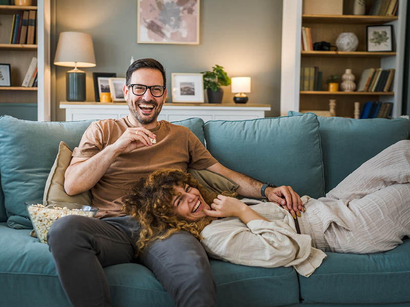 Pärchen liegt auf der Couch